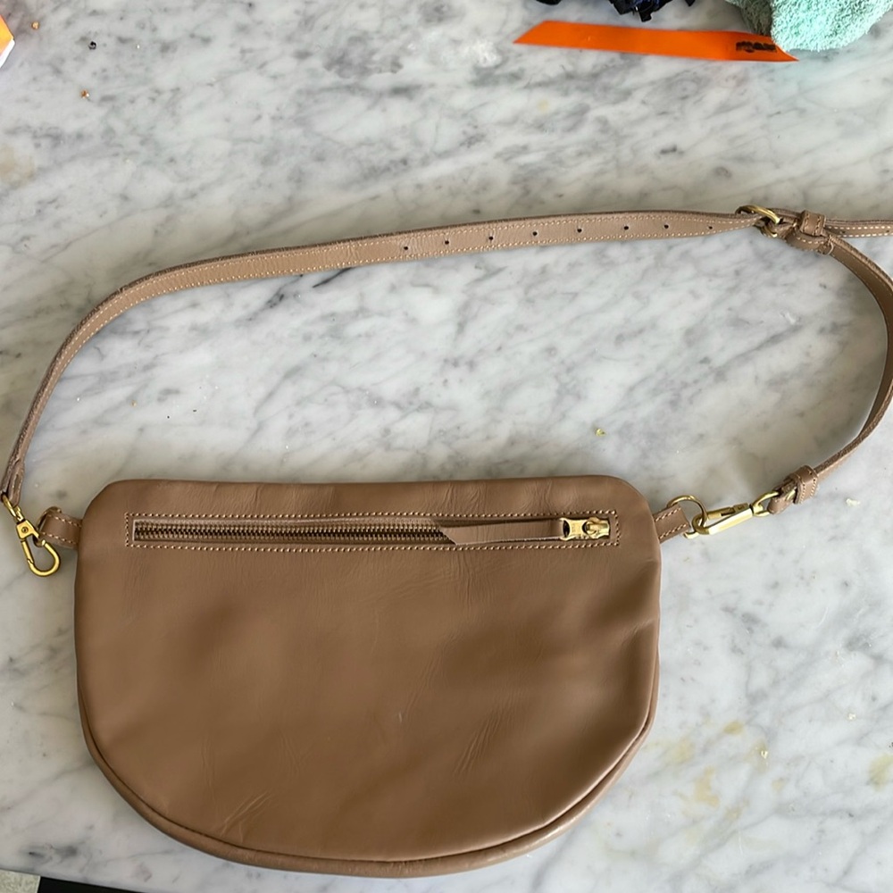 Abby Alley the big sling bag in latte
